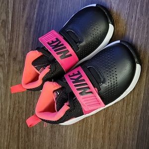 Nike Team Hustle Pink Black Toddler Girl sneakers size 9.5